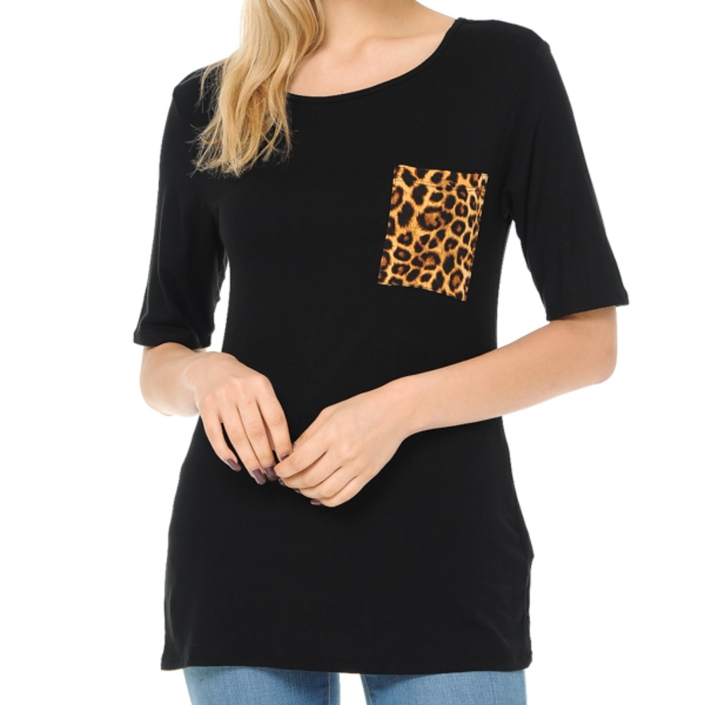 SHORT SLEEVE TOP WITH POCKET PRINT DETAIL
